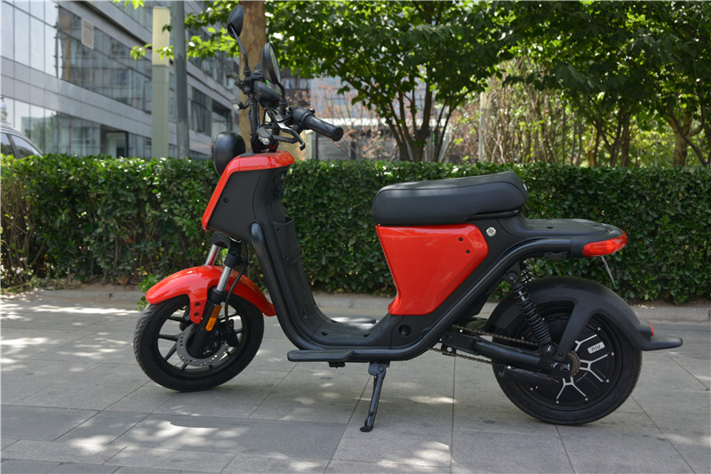 小牛u1电动车试骑 可以上牌结实实用