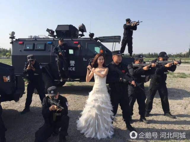 特警新郎与新娘训练场拍婚纱照