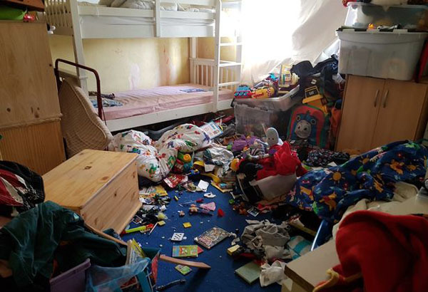 奇葩!英姐妹花房间被评"最脏乱房间奖"