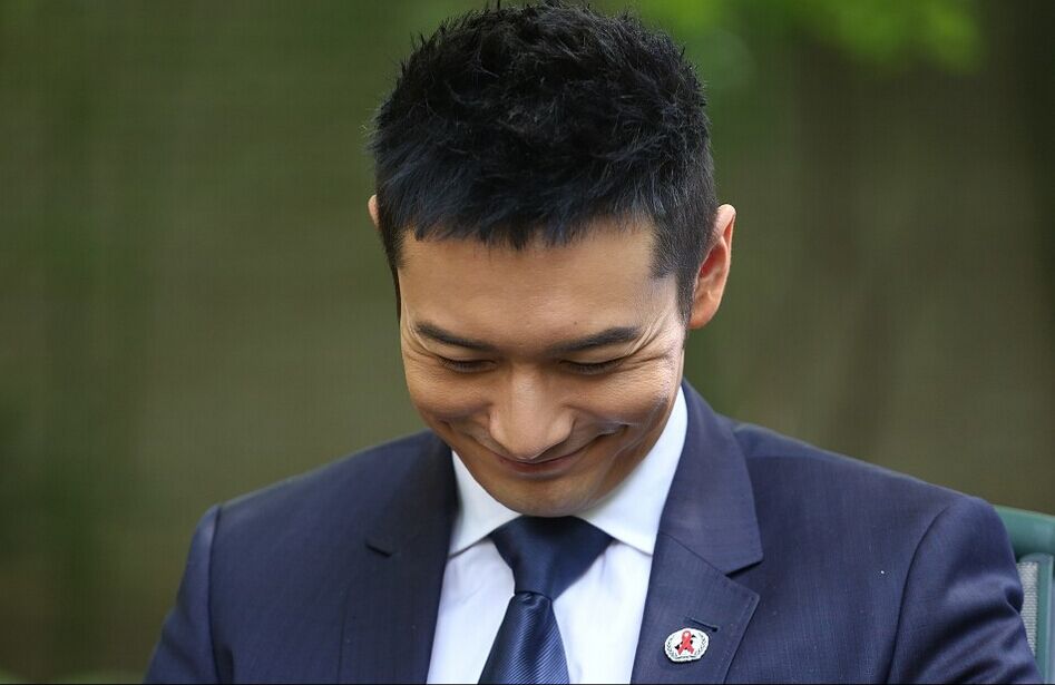 4 当爸后更爱笑!黄晓明出席活动 不断露羞笑