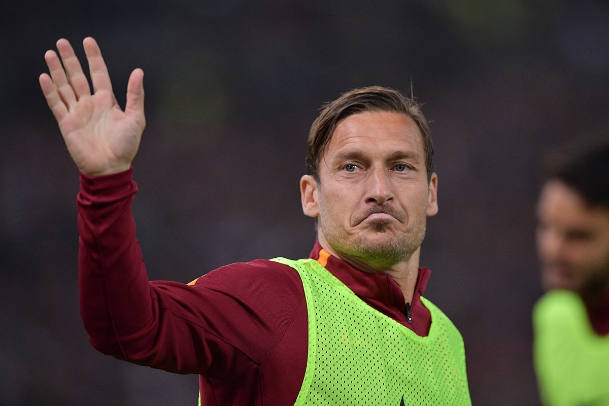 两大王子碰面引回忆杀 托蒂皮耶罗拥抱合影