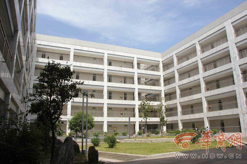 汉中中学拟在宿舍"挖洞"设"观察口" 学生:像在监狱