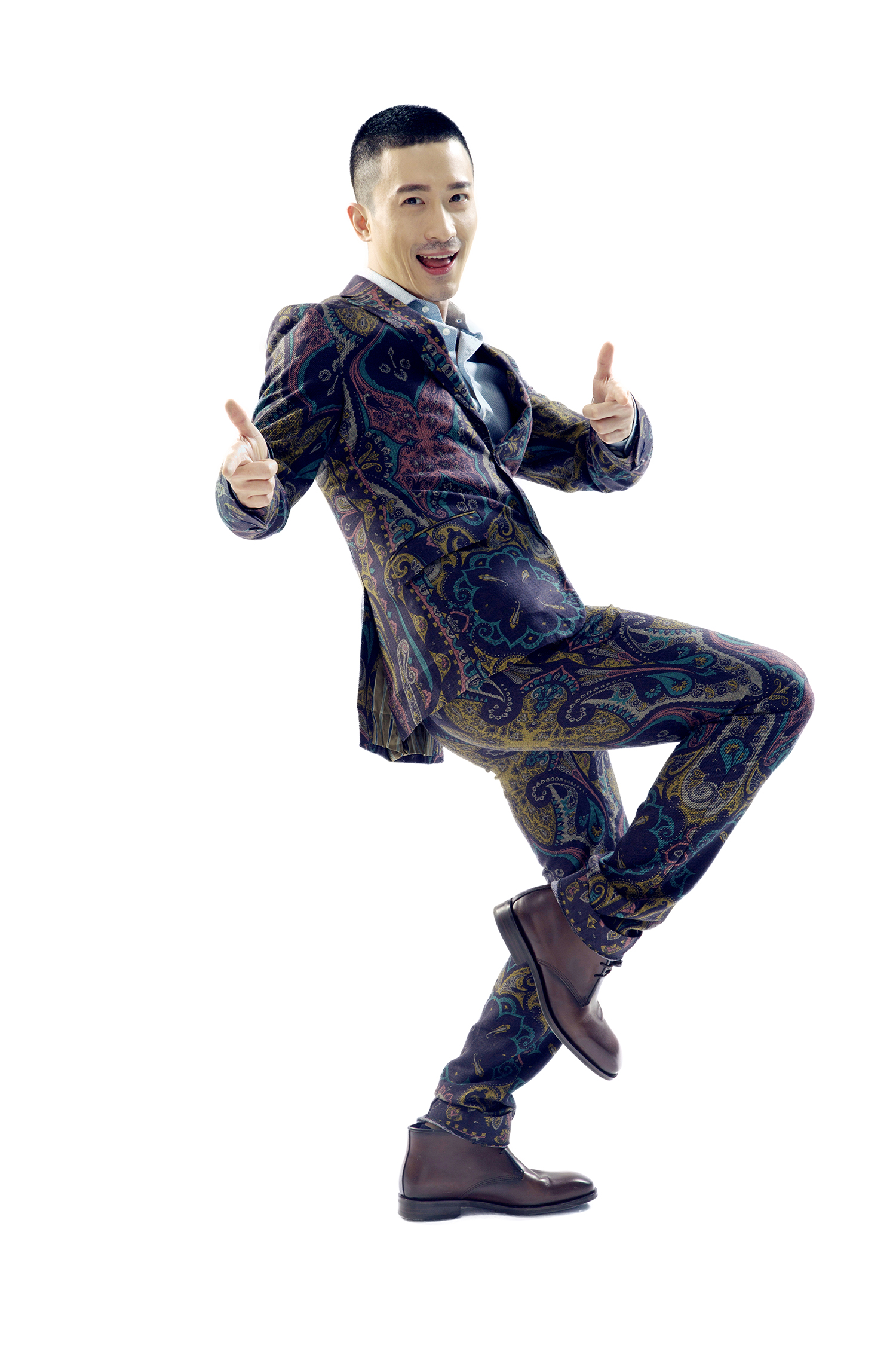 小张铎时尚写真曝光 十足雅痞范儿散发率性魅力