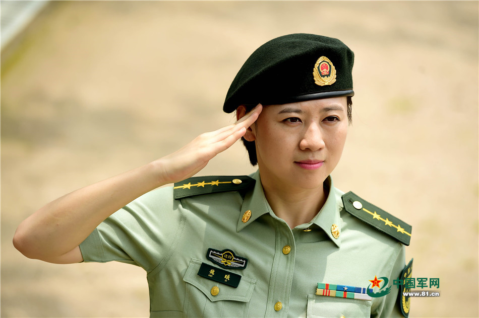 连日来,武警部队佩戴贝雷帽成为热点话题.