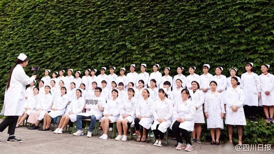 8 卫校毕业照:男同学是最特别的存在