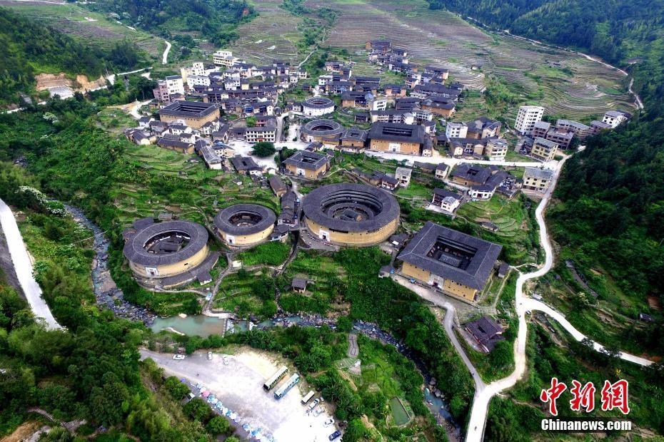 航拍福建永定土楼群:依山傍水 错落有致