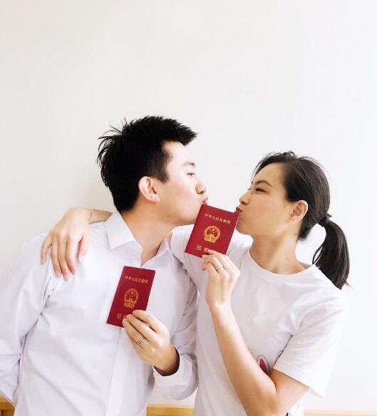 吴敏霞结婚领证照片曝光 甜蜜亲吻幸福满满
