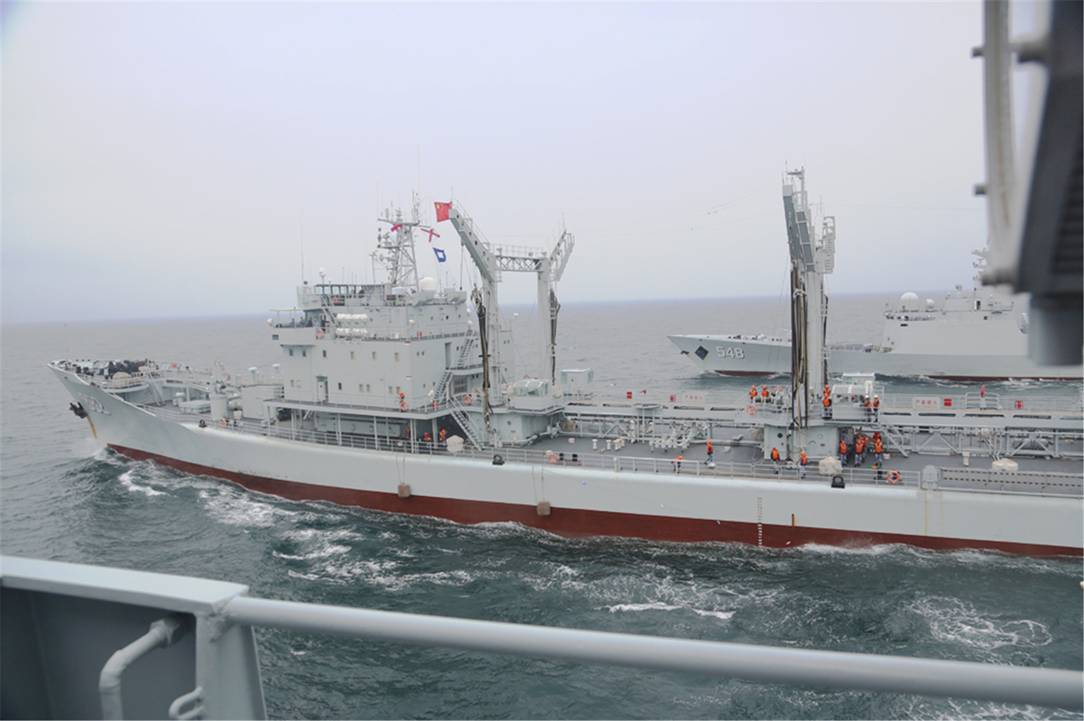 近日东海舰队进行了编队补给演练,882号补给舰为052c导弹驱逐舰进行了