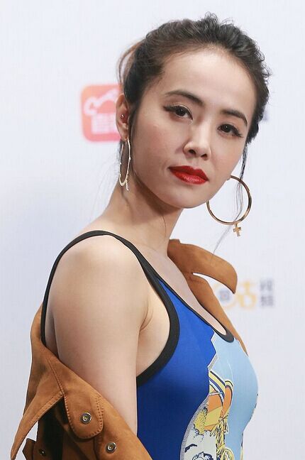 4 蔡依林涂性感红唇 半搭外套秀完美线条