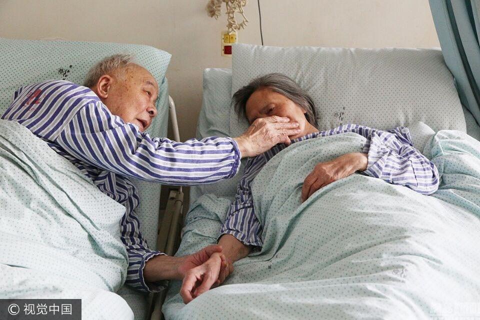 91岁老人紧握83岁老伴的手只想多见你几面