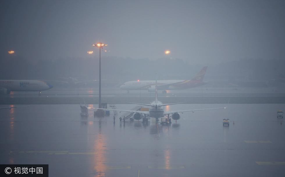 北京首都机场多个航班因大雨延误或取消