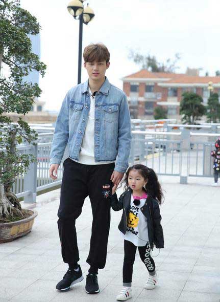 董力阿拉蕾同框一起"带娃" 再现最萌身高差