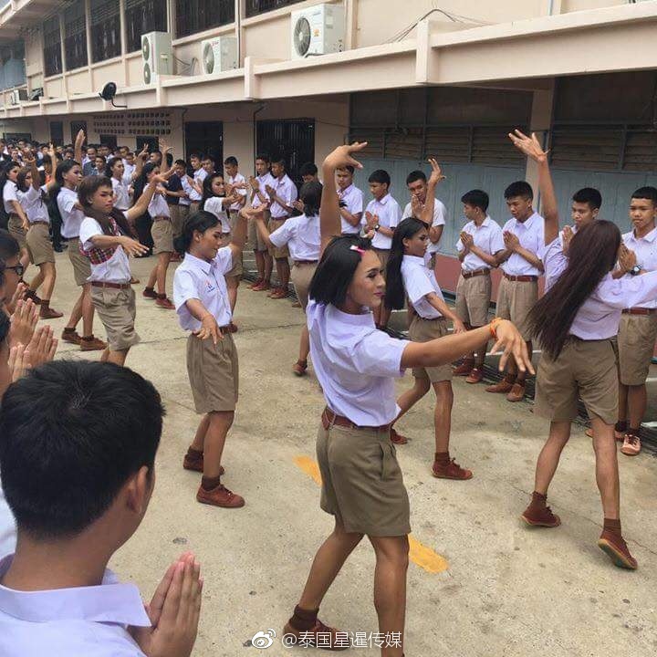 "男子汉"们迎新生翩翩起舞 泰国全男子中学有点辣眼睛