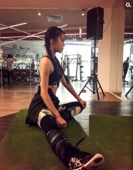 7 母其弥雅扎双马尾秀一字马 少女感爆棚