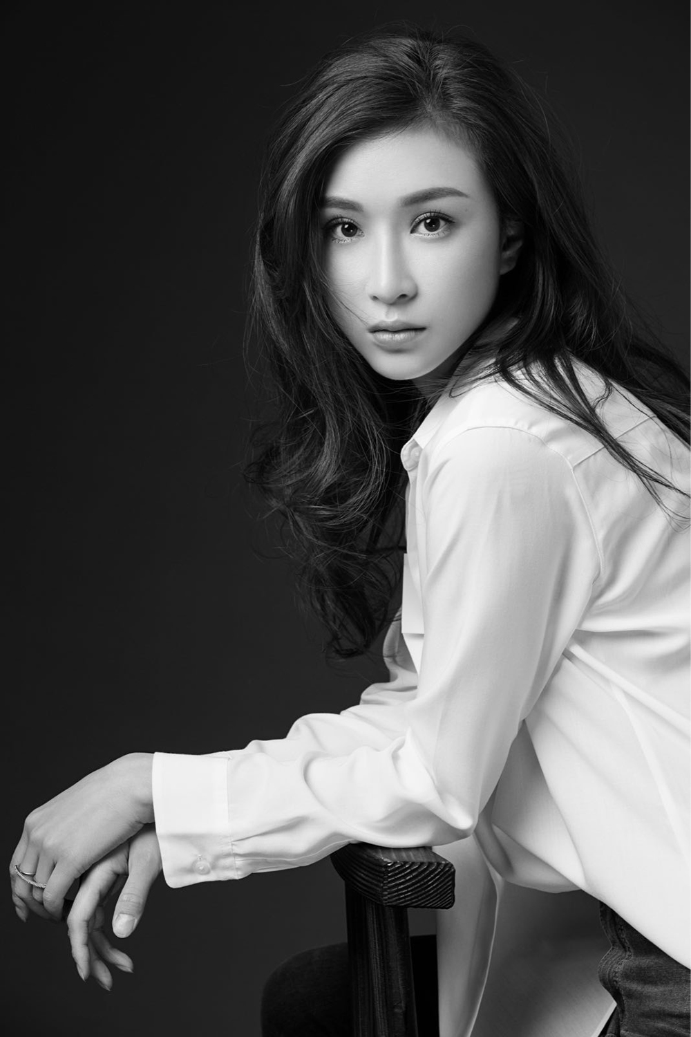 5 极简又性感!李恩西质感大片上演眼神杀