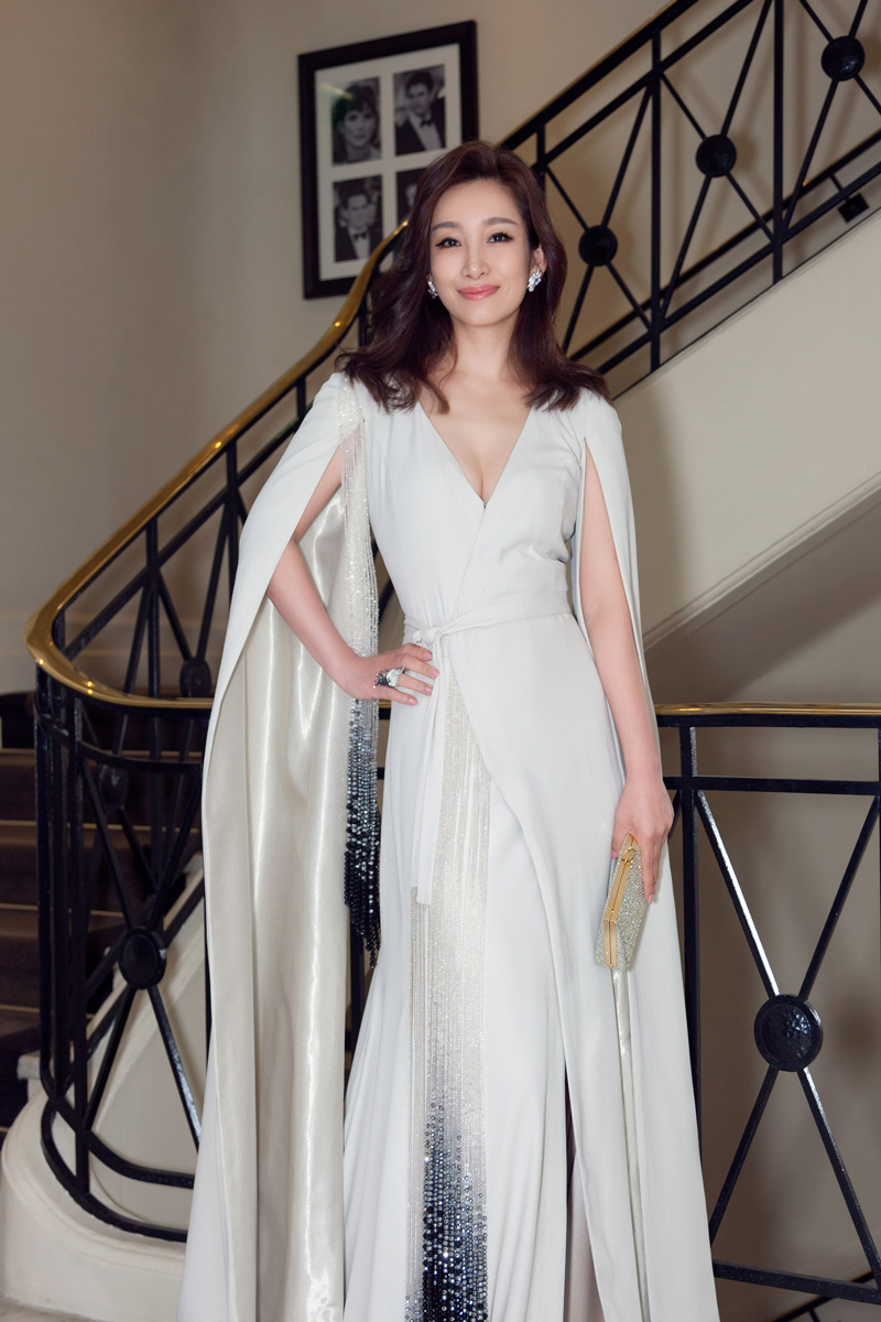 10 秦海璐亮相戛纳70周年红毯 闪耀坎城