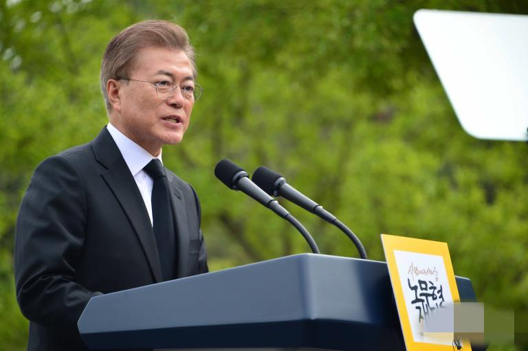 文在寅祭奠前总统卢武铉逝世8周年 眼角拭泪