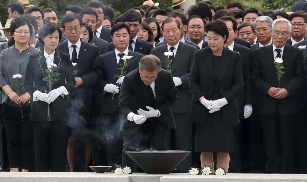 文在寅祭奠前总统卢武铉逝世8周年眼角拭泪