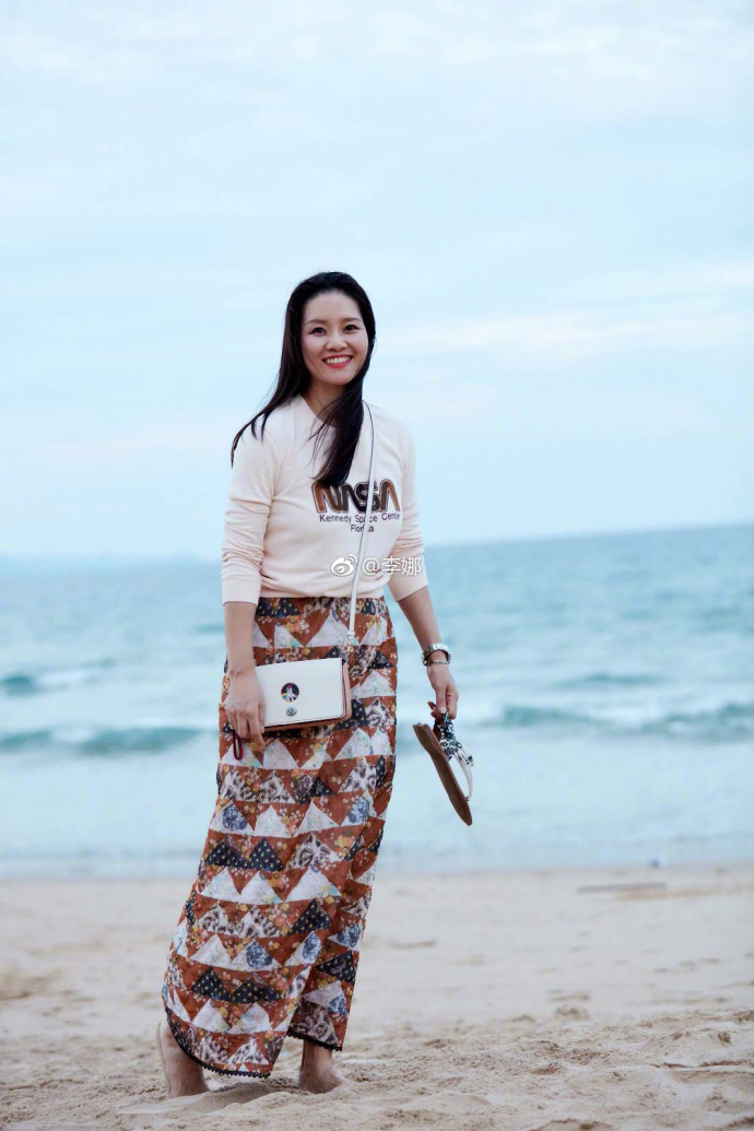 李娜晒最新写真照 变身知性恬静小女人