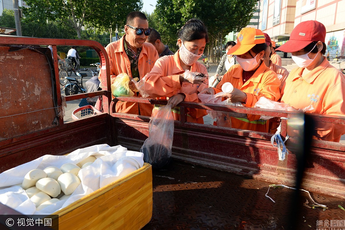 为环卫工人熬制绿豆汤,备馒头,7点前,再将备好的近200份早餐全部配送