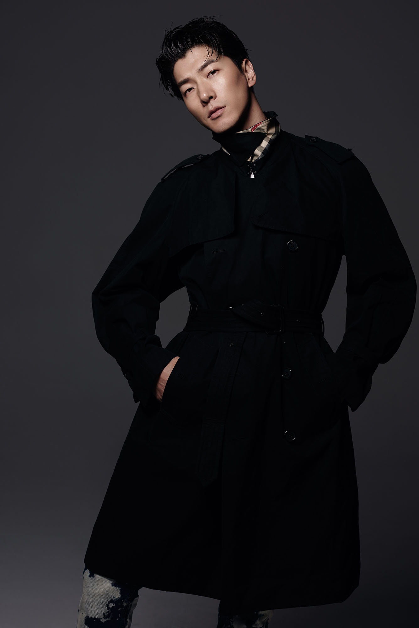 张亮全新写真曝光 黑色风衣展儒雅精英风范