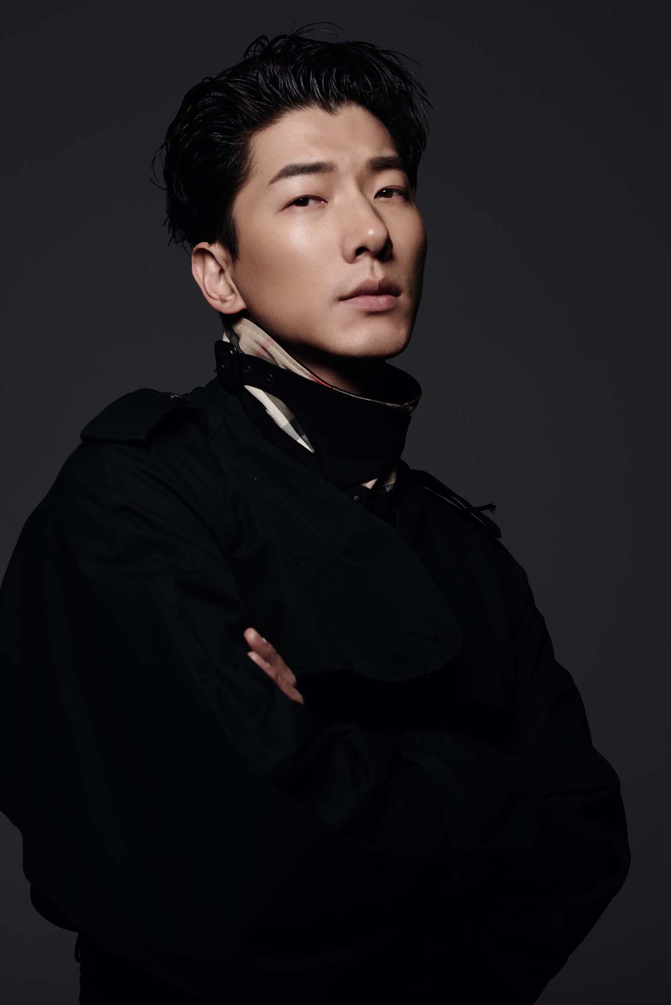 张亮全新写真曝光 黑色风衣展儒雅精英风范