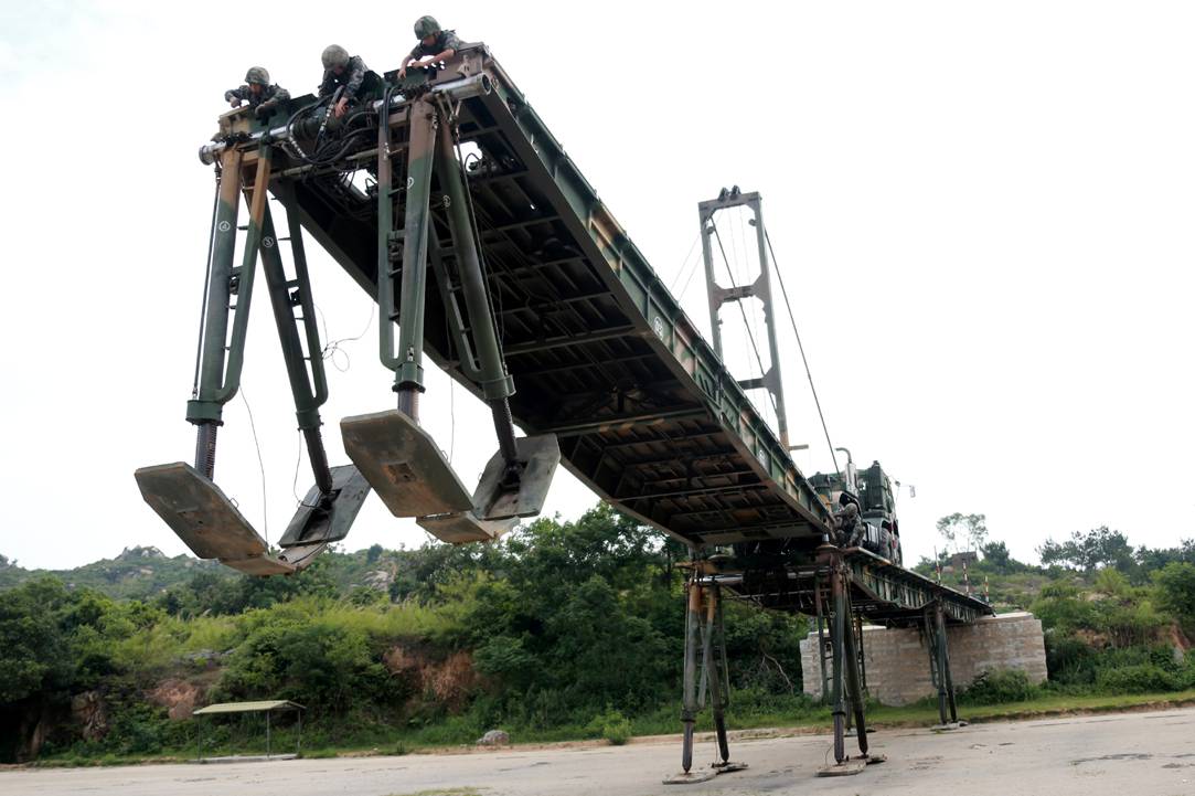 全程展示解放军架桥车快速架桥