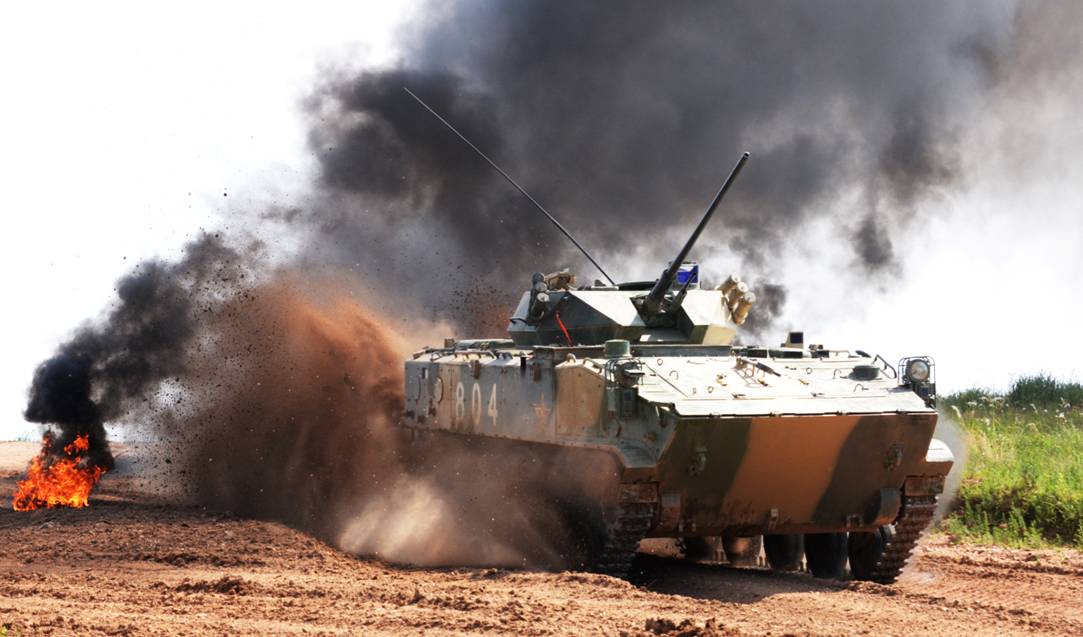 4 zbd03战车冲坡展示动力充沛