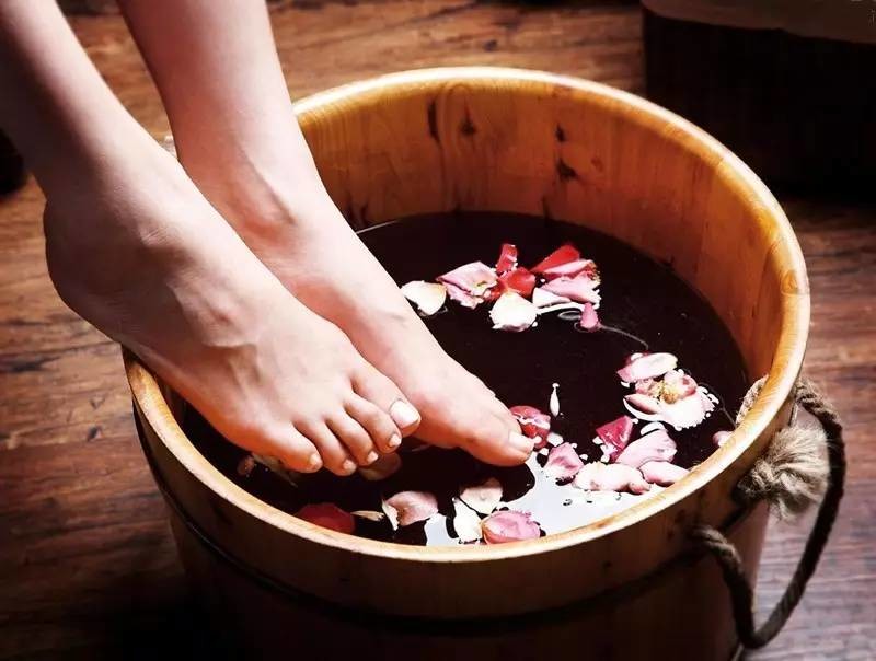 据说夏天爱泡脚的人,一般都不爱得病