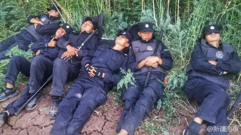 新疆一线警察执行任务的照片感动网友