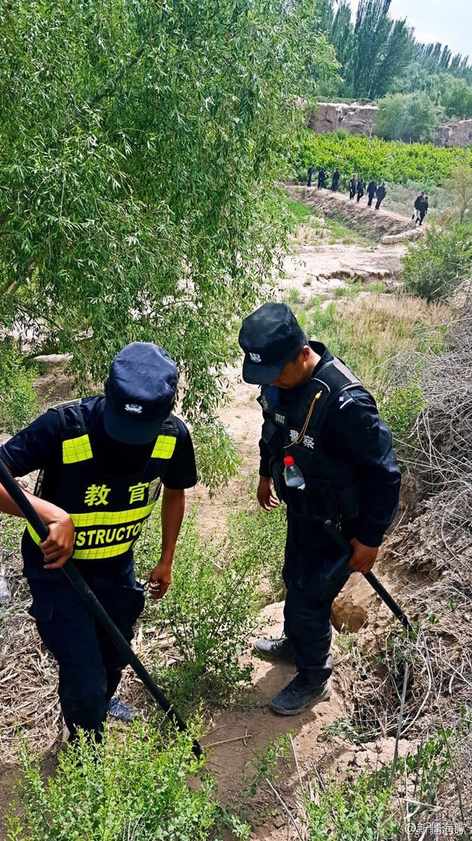 新疆一线警察执行任务的照片感动网友