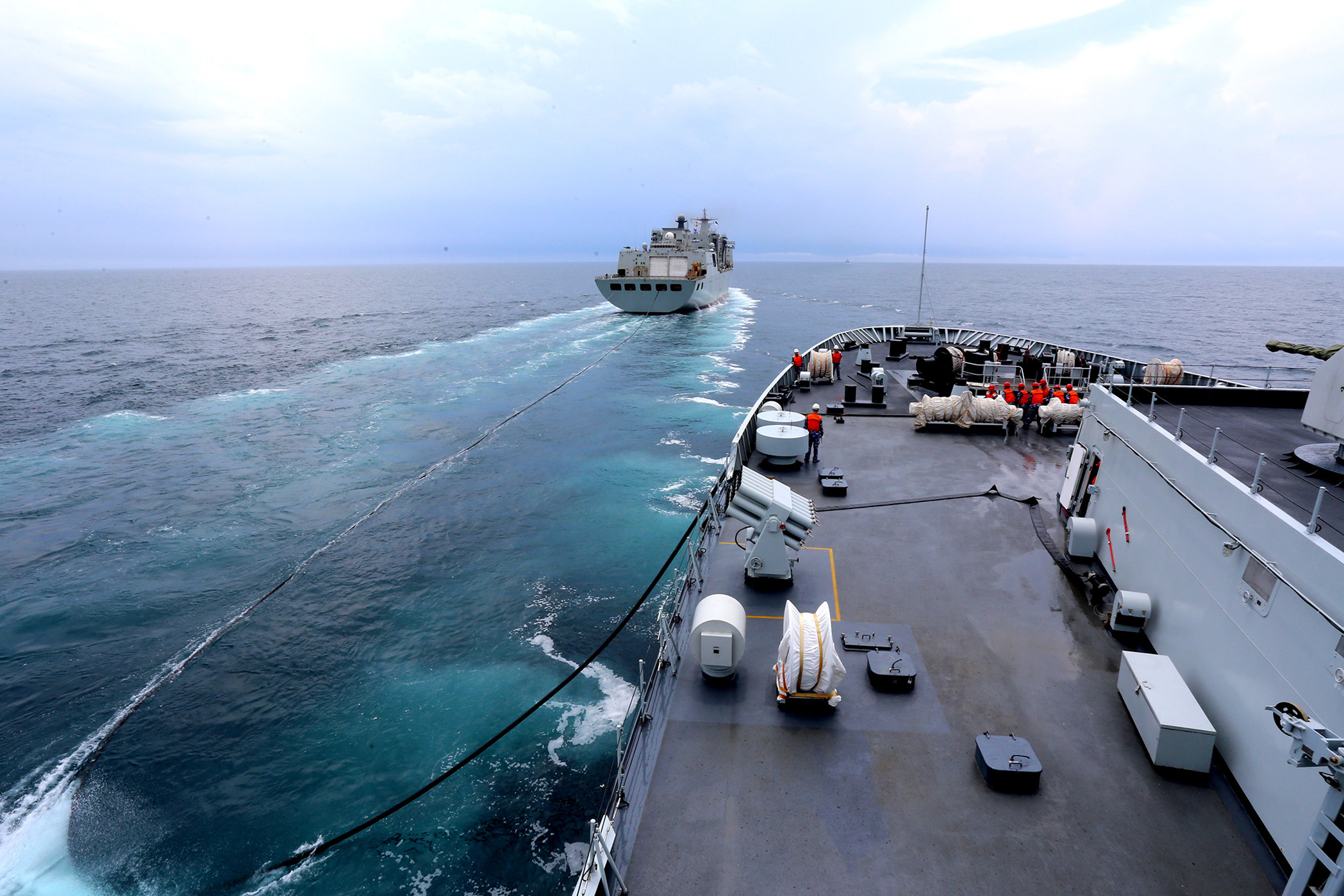 中国最大补给舰南海测试补给性能