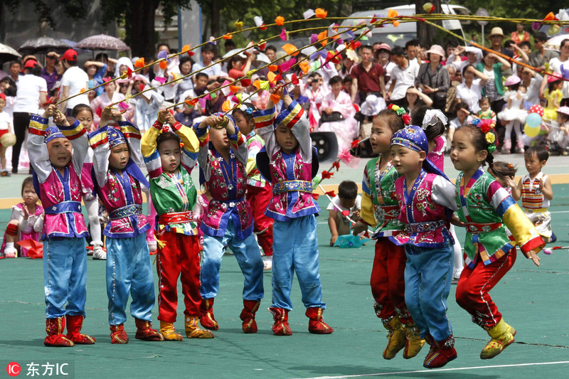 3 朝鲜儿童庆六一:敲鼓,跳绳,穿花衣