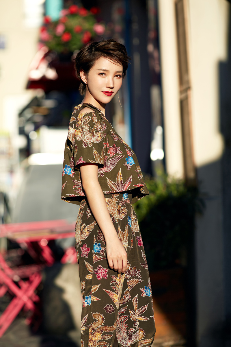 8 卢莹戛纳街头写真曝光 诱人红唇绽放夏日热情