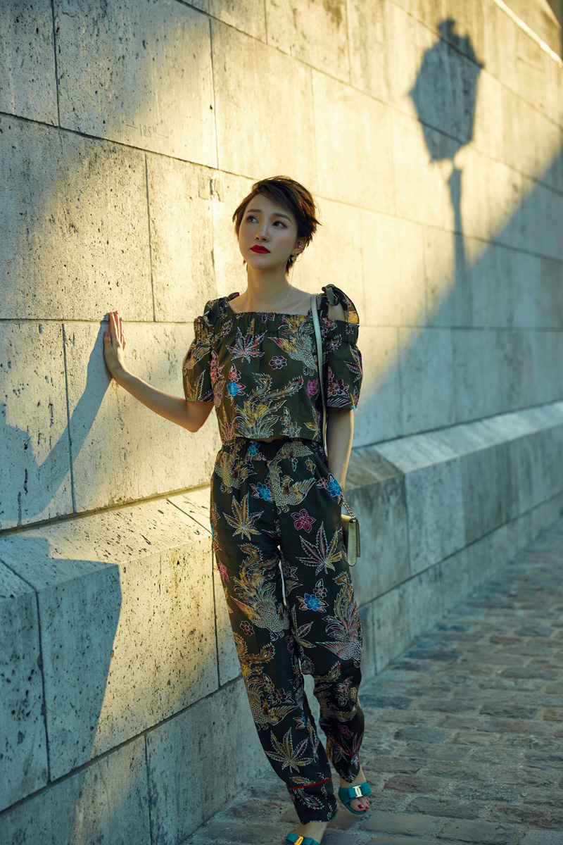 8 卢莹戛纳街头写真曝光 诱人红唇绽放夏日热情