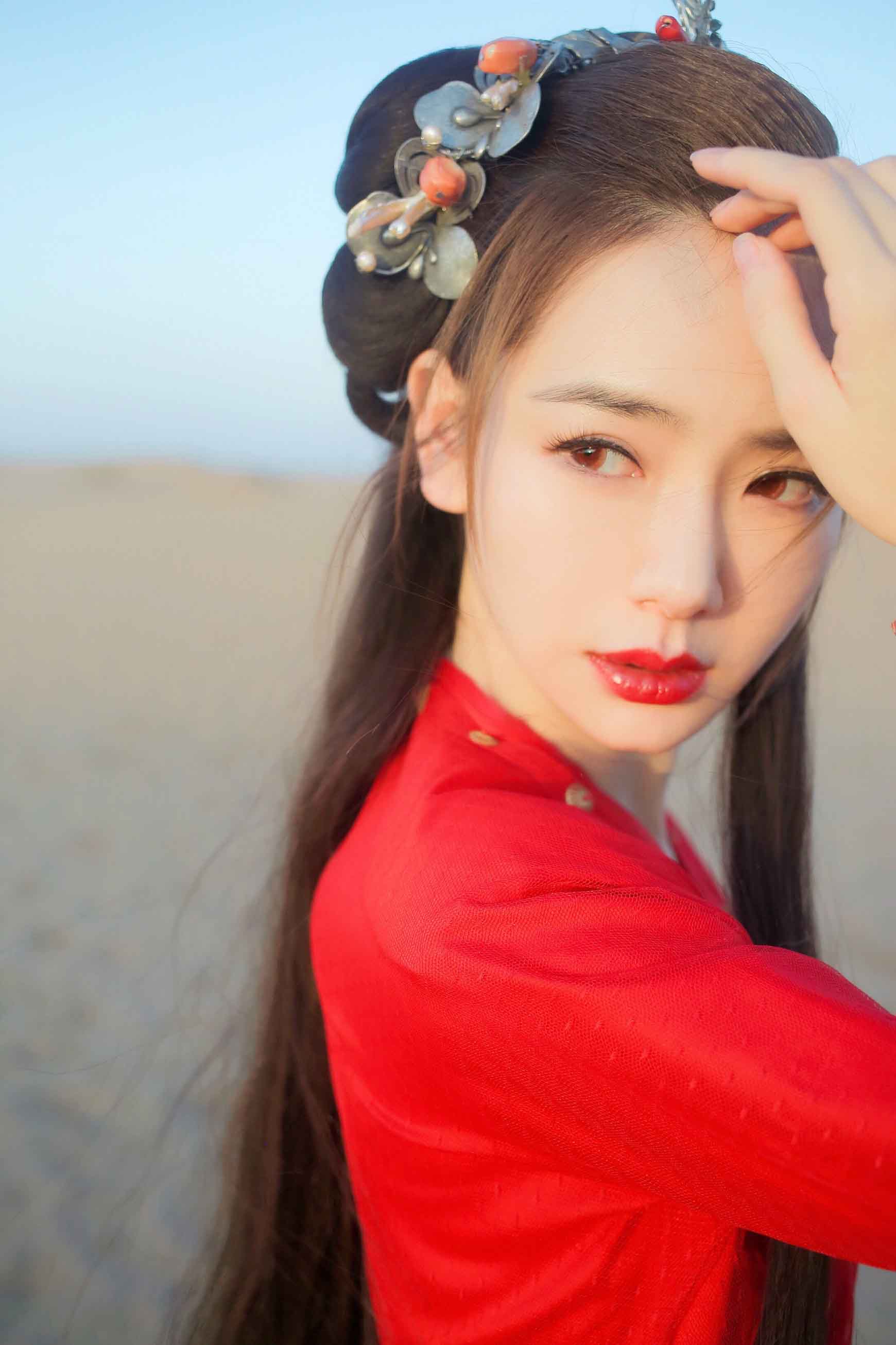 7 戚薇红衣诠释沙漠风情 网友:霸气唯美很金镶玉!