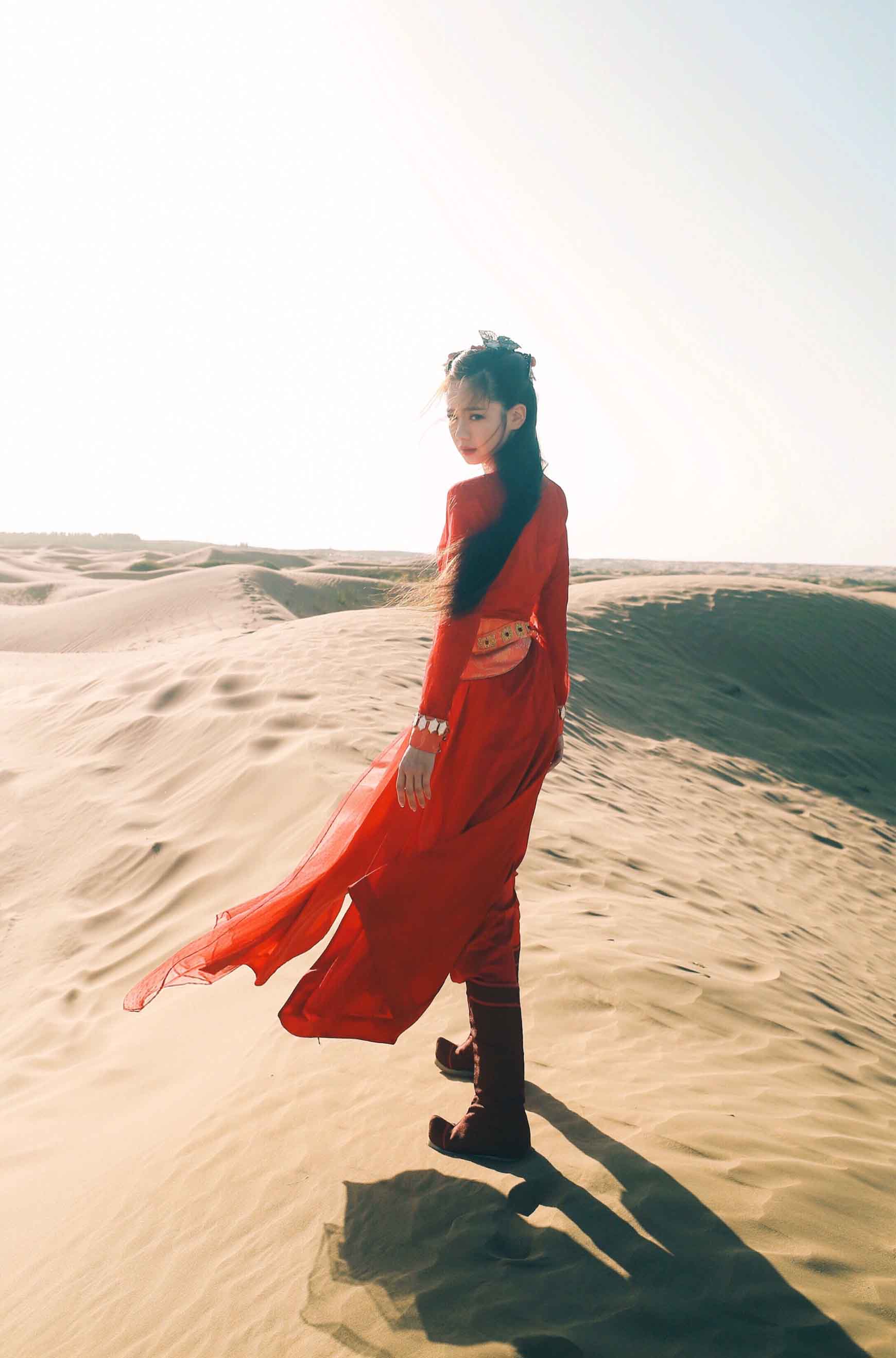 7 戚薇红衣诠释沙漠风情 网友:霸气唯美很金镶玉!