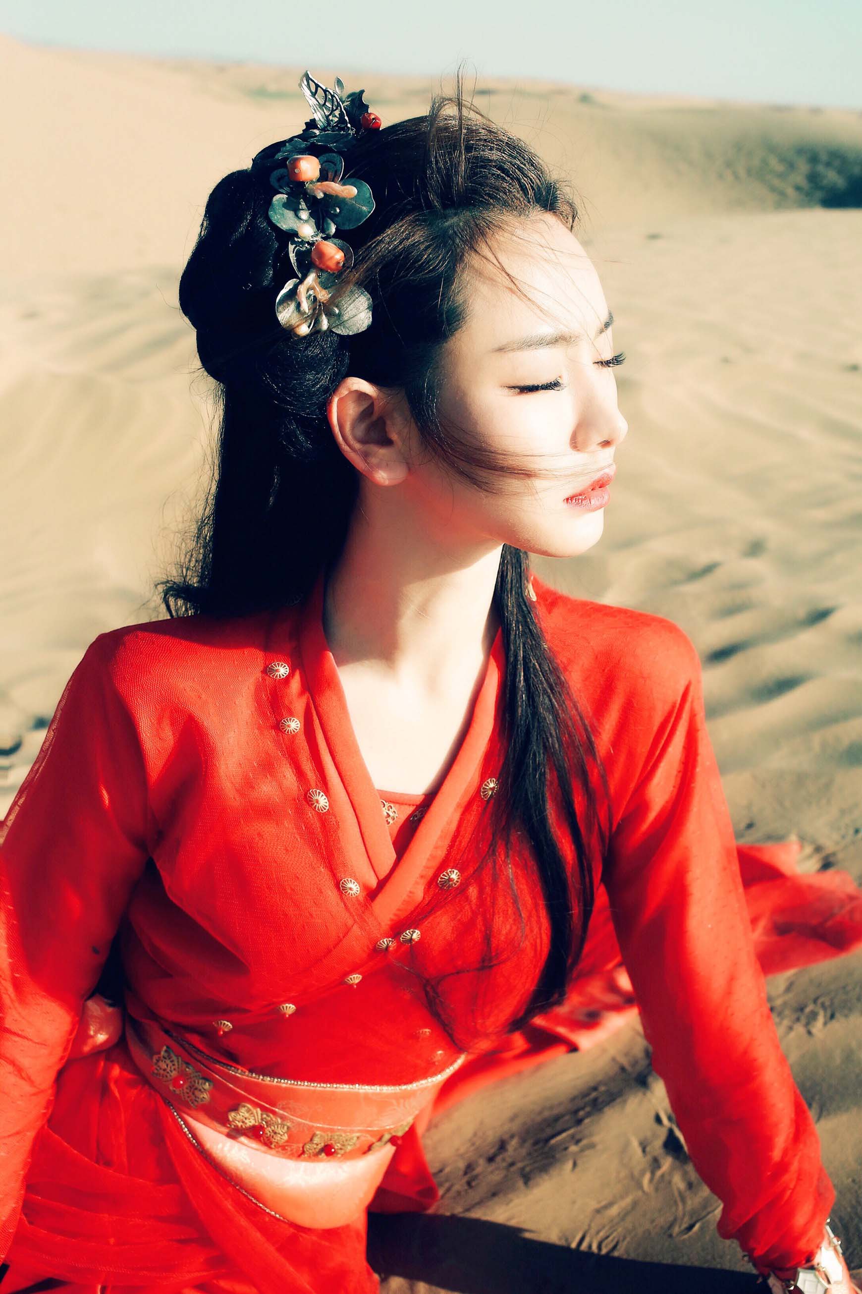 7 戚薇红衣诠释沙漠风情 网友:霸气唯美很金镶玉!