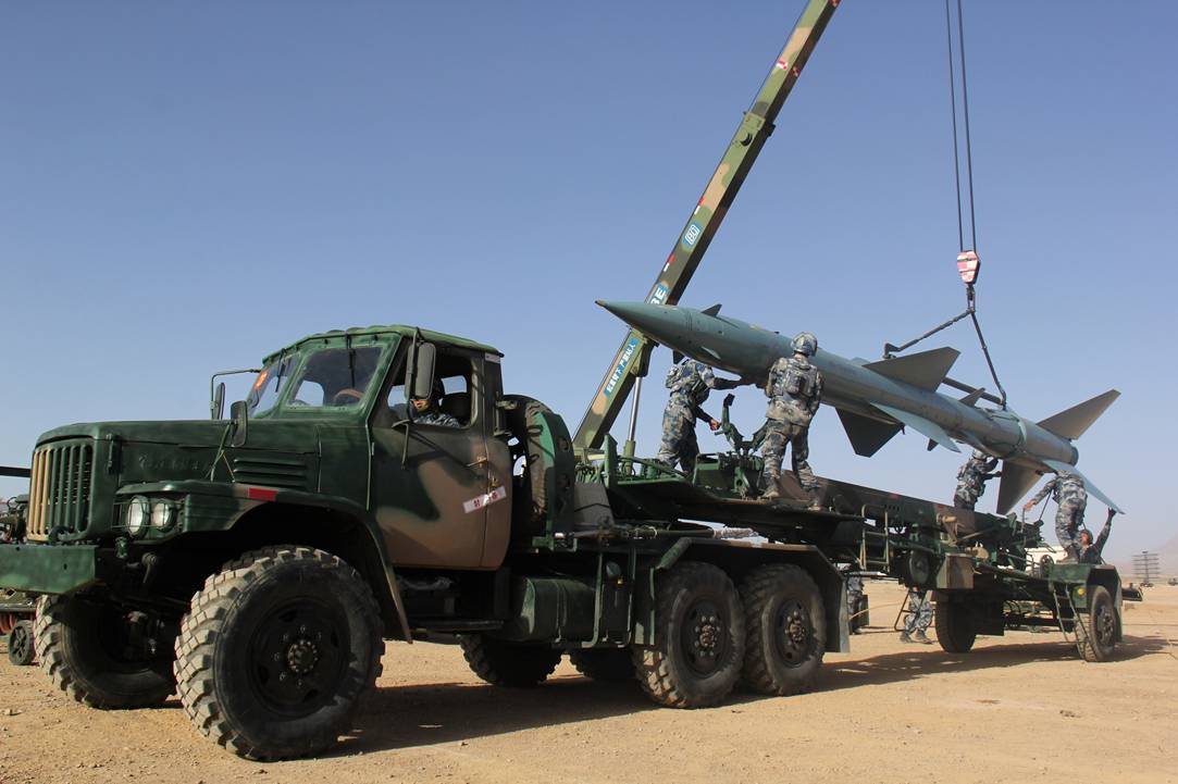 据中国军网英文版发布的图片,中部战区的防空部队战士正在操作起重机