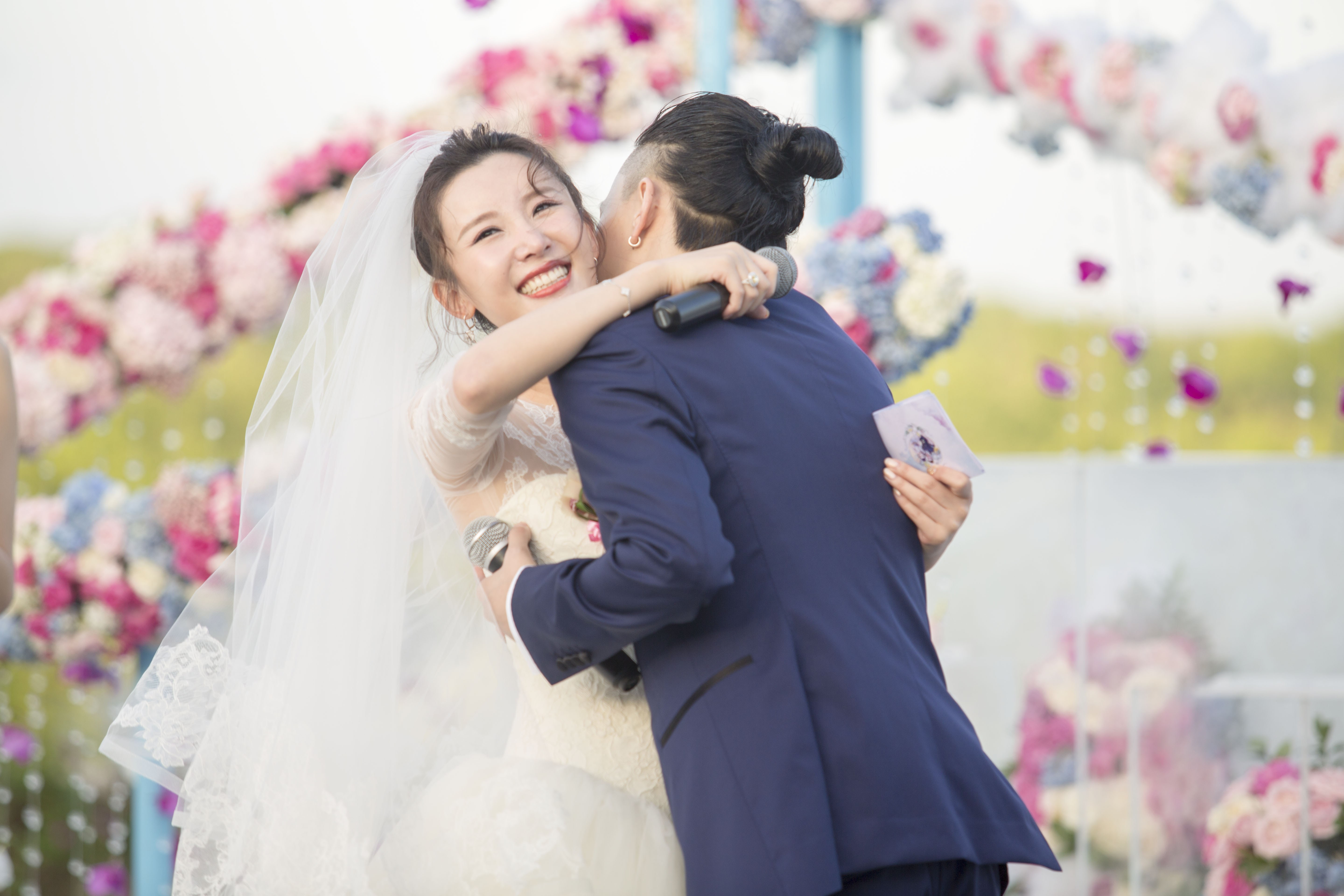 张玮杨烨巴厘岛完婚真情告白下跪催泪