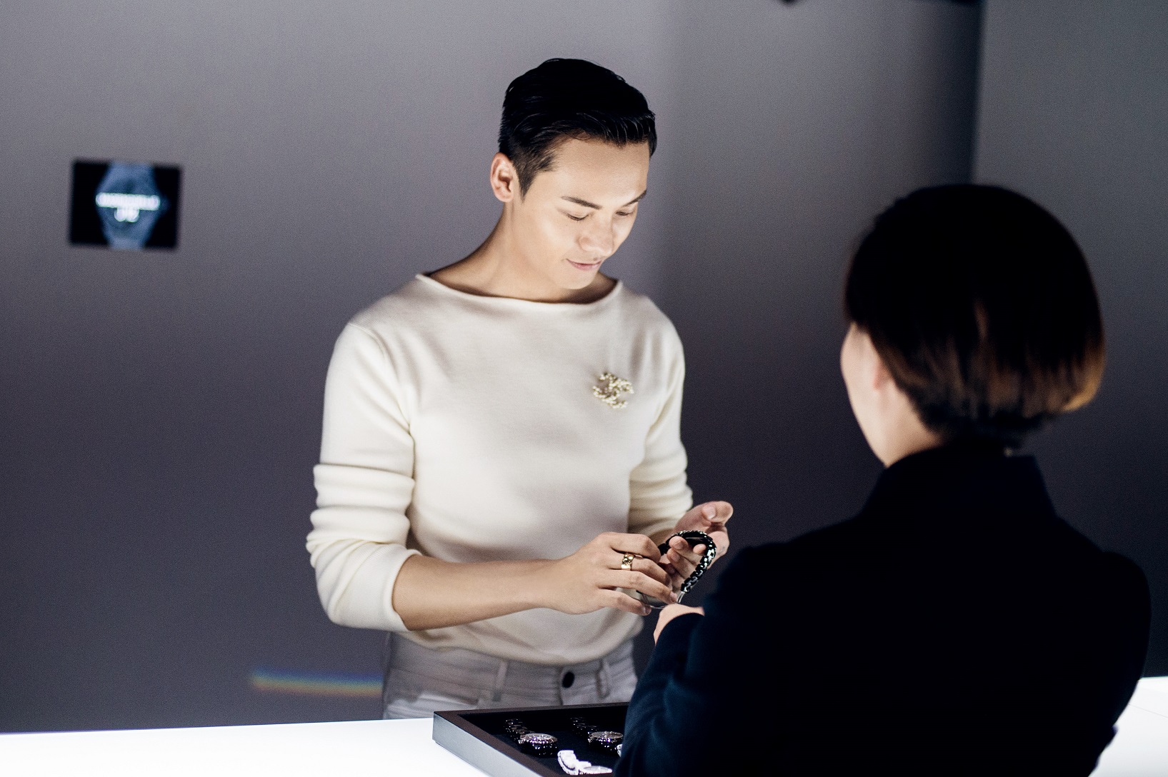 10 陈伟霆经典黑白极致魅力 新角色复杂神秘充满挑战