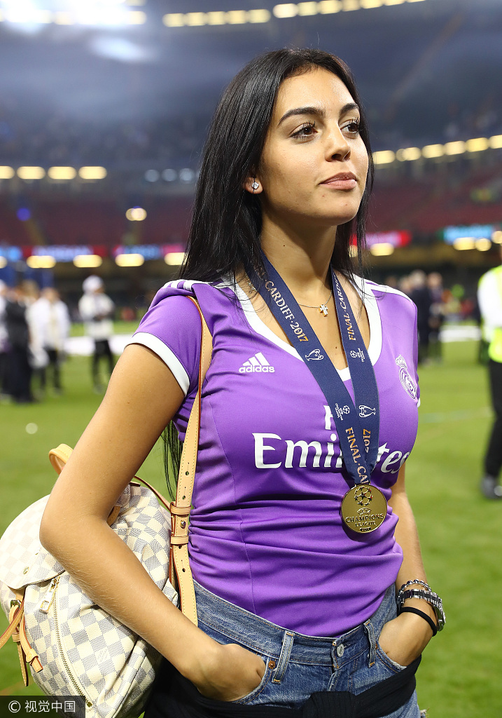 美女 爱子相伴,c罗可谓人生赢家   c罗女友乔治娜   乔治娜与c罗形影