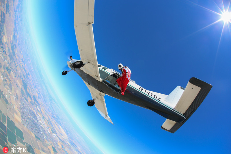 世界第一飞人英国牛人万米高空翼装飞行