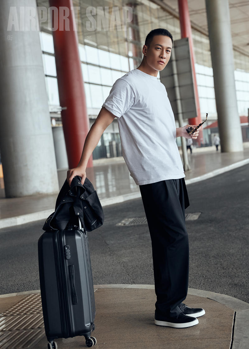 9 何润东简约造型玩转机场 黑白绑带设计格调十足