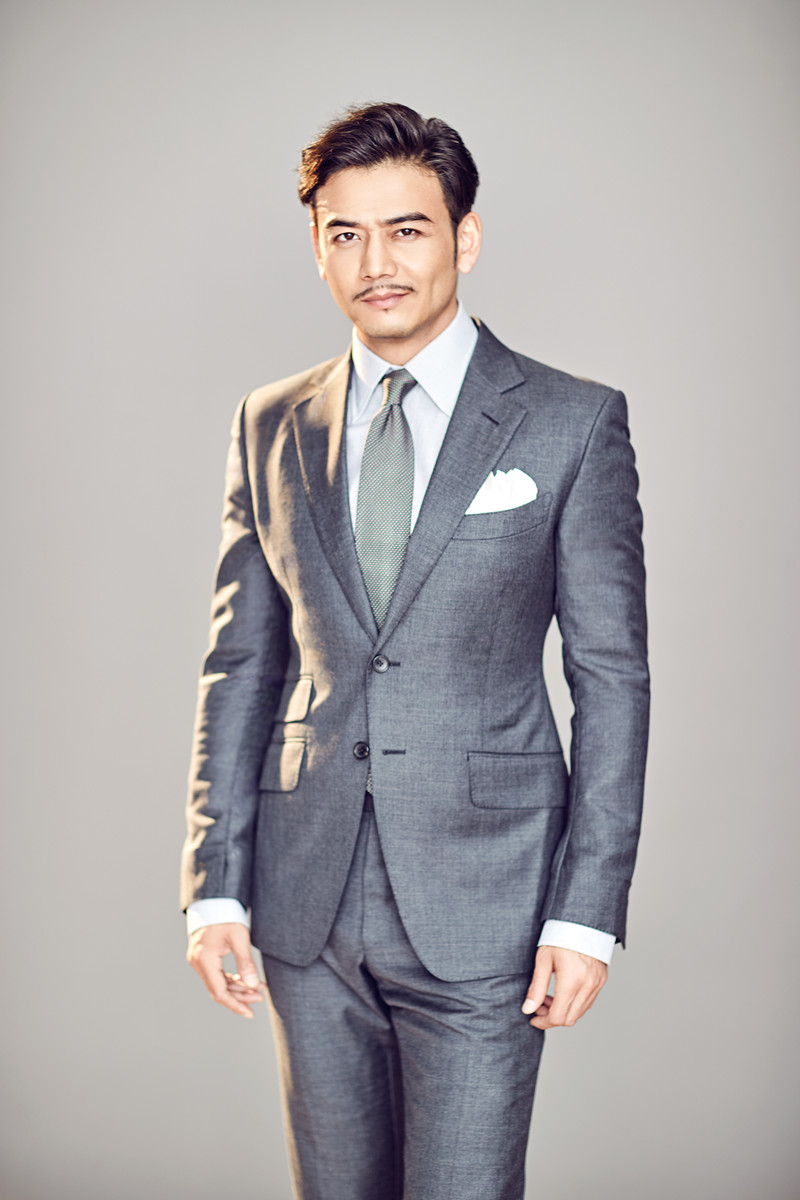 杨烁写真上演西装杀酒窝深情微笑是标配