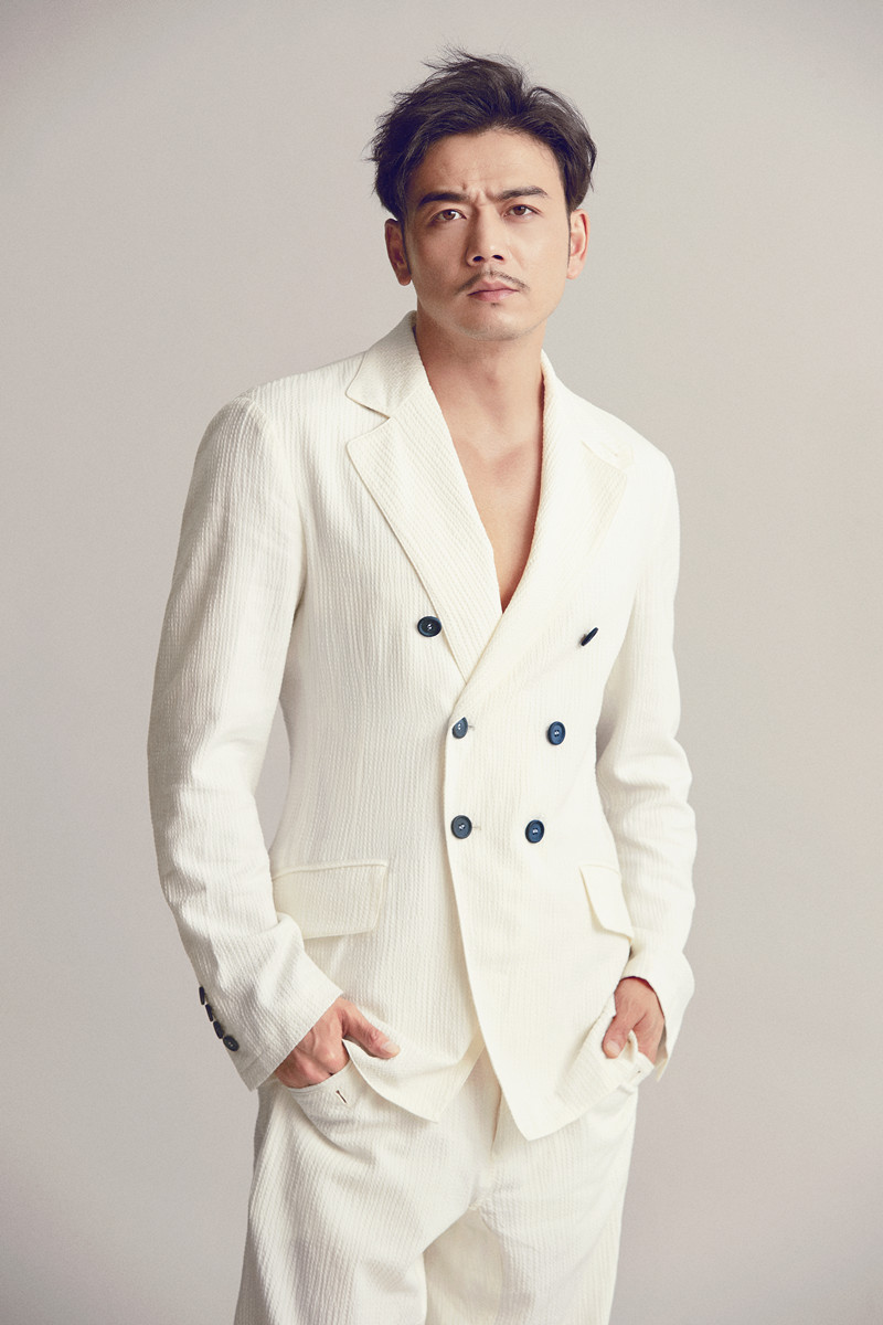 杨烁写真上演西装杀酒窝深情微笑是标配