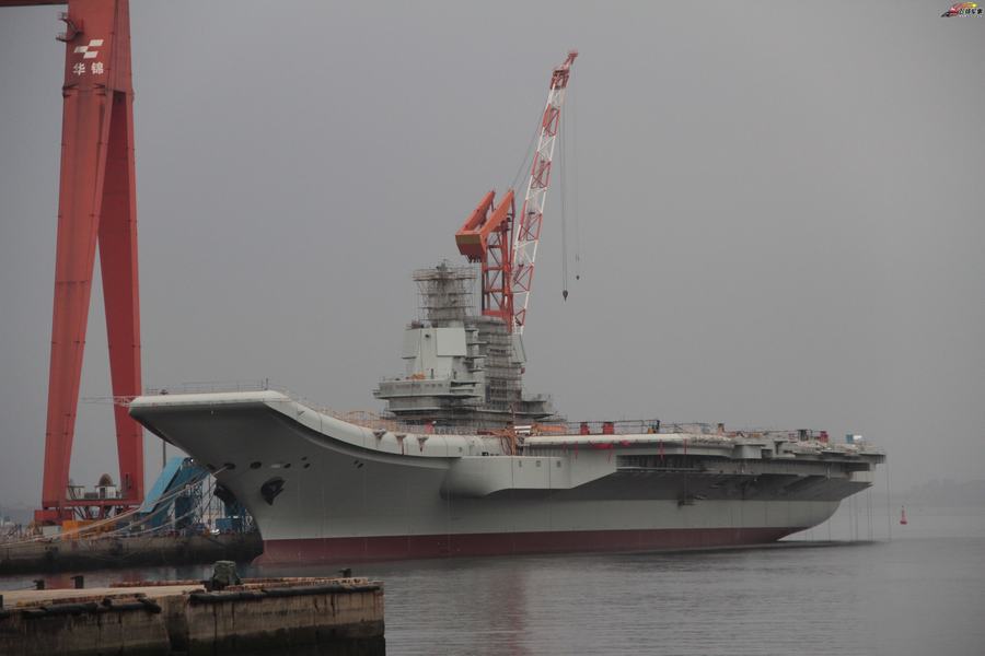 目前国产航母的桅杆已经搭上了脚手架,正在施工.