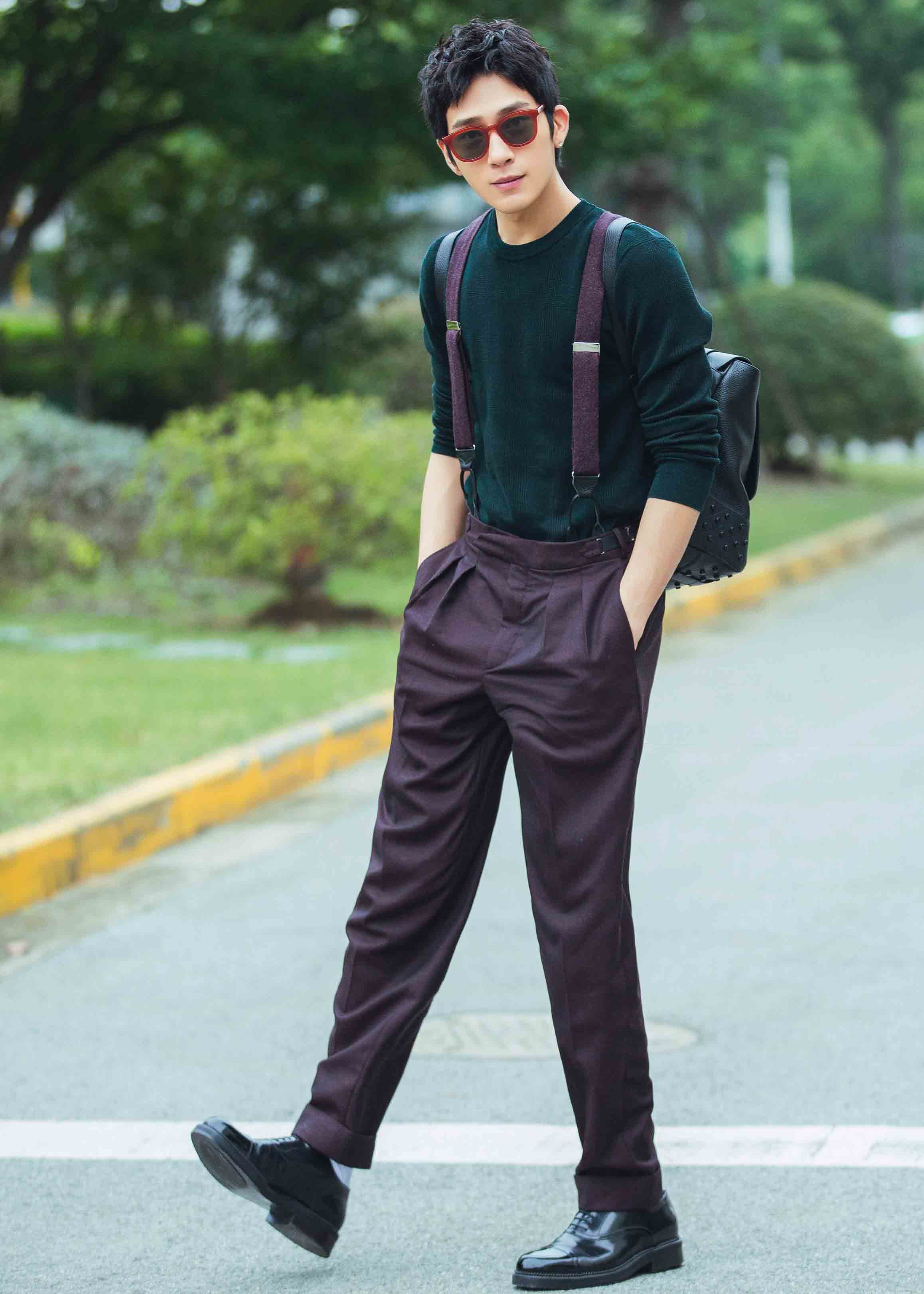 井柏然最新写真曝光 短发背带裤演绎清新少年范儿