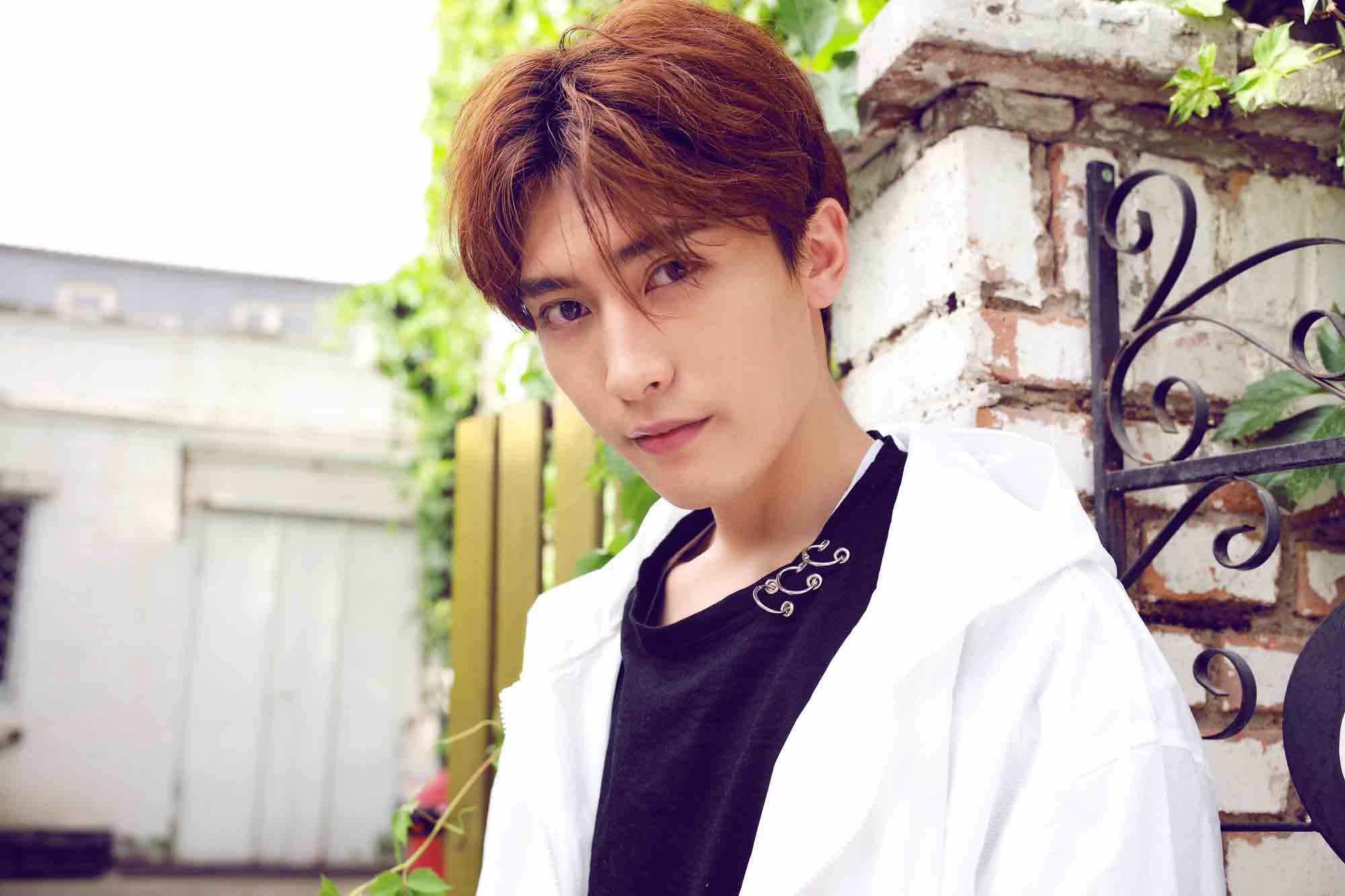 王天野时尚街拍变身夏日阳光少年,提倡无烟下一代