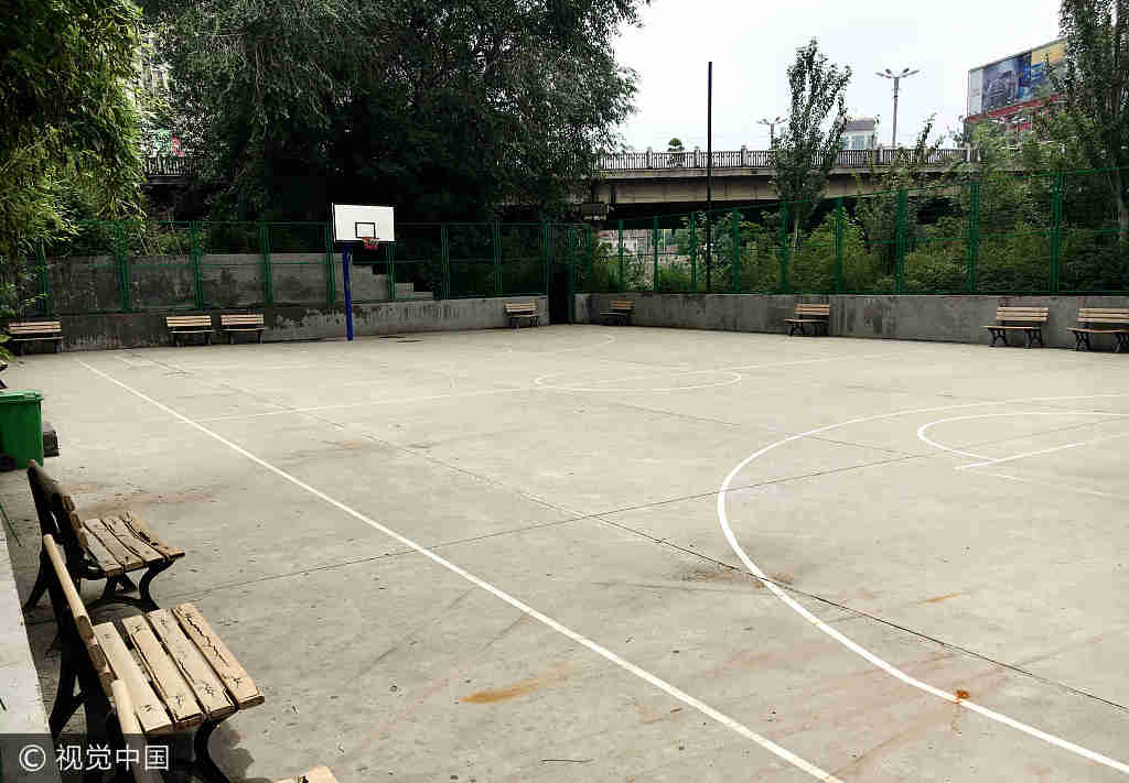 广场舞抢占篮球场后 园方改造园区解决纠纷